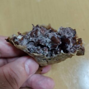 たいやきを温め焼き直すと、どうしても水分が飛んで、パサついたつぶあんになってしまいます。
